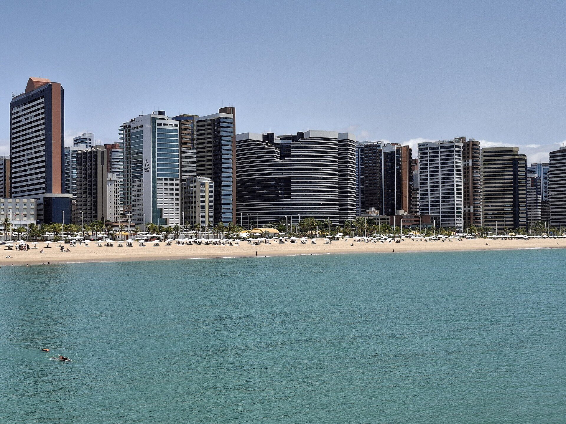 Praia do Meireles e os edifícios da Avenida Beira-Mar vistos do mar